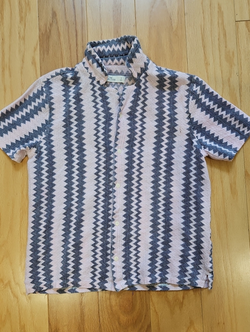 Hollister Short Sleeve Button-Up Shirt in Blue And Light Pink Zigzag